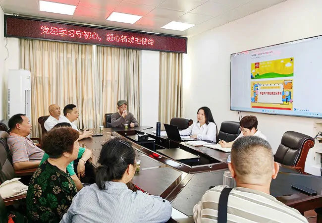 农发行黄平县支行组织退休党员现场集中学习.jpg
