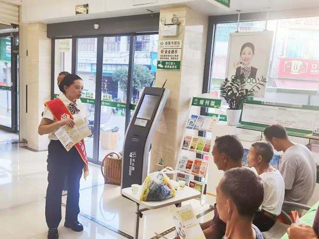 镇远农商银行开展存款保险宣传活动