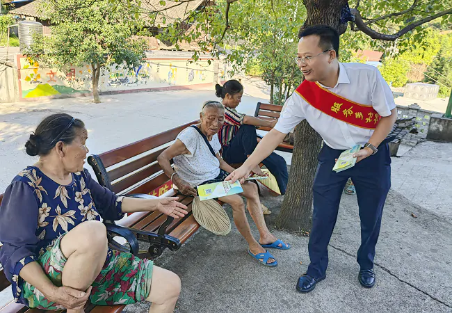 进社区，走企业，入商铺：农发行天柱县支行开展形式多样的&ldquo;金融教育宣传月&rdquo;活动