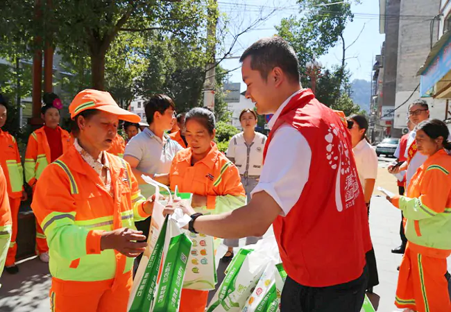为环卫人员发放礼品11.png