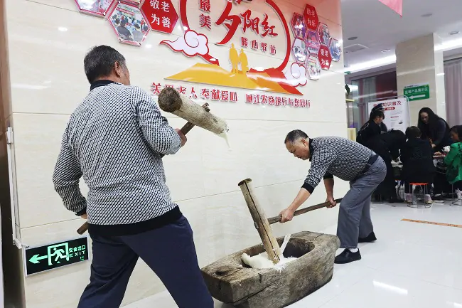 体验打糍粑.jpg