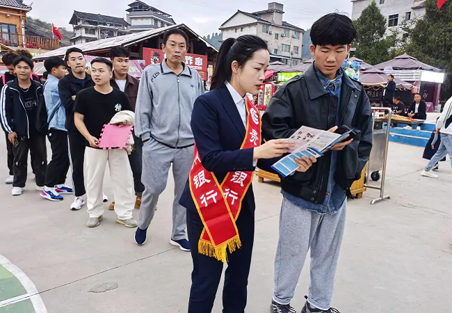工作人员向当地群众和游客宣传金融知识2.png