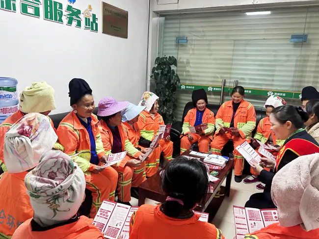 台江农信联社西城信用社开展户外劳动者金融知识宣传活动