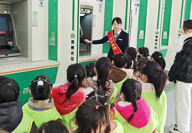 会计运营主管向孩子们介绍ATM机11.png