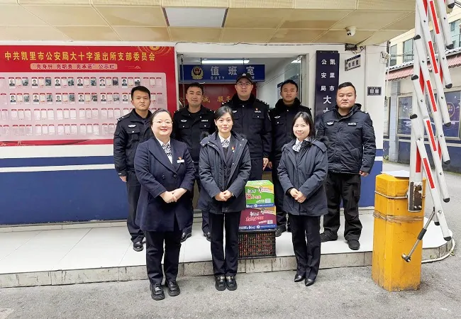 节日慰问送祝福 走访慰问暖警心