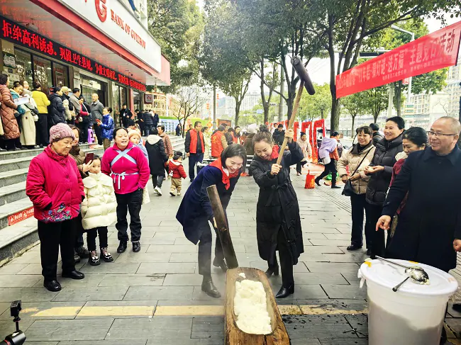 糍粑香里墨韵浓，迎春送福贺新年