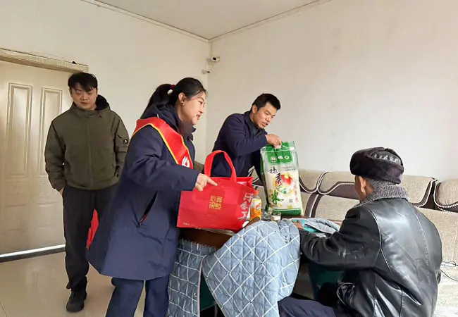 新春走基层  关爱暖兵心