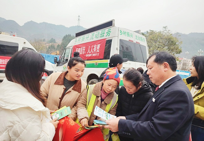 图为：讲解金融知识.jpg