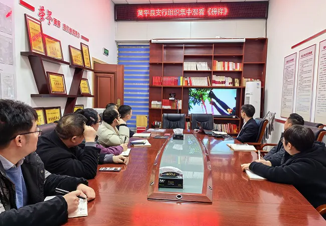 以榜样为帆，扬奋进之航