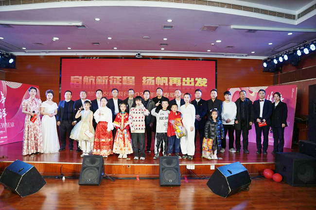 （图为：新春联谊会合影）11.png