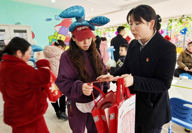 图为：宣讲金融知识.jpg