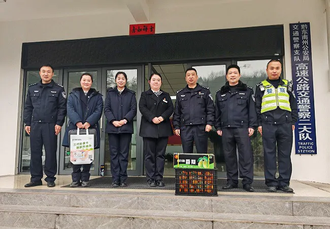 慰问传温情 礼赞守护者