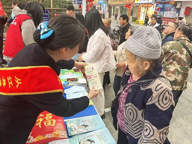 农行黔东南分行：普及金融知识，关爱&ldquo;一老一少&rdquo;