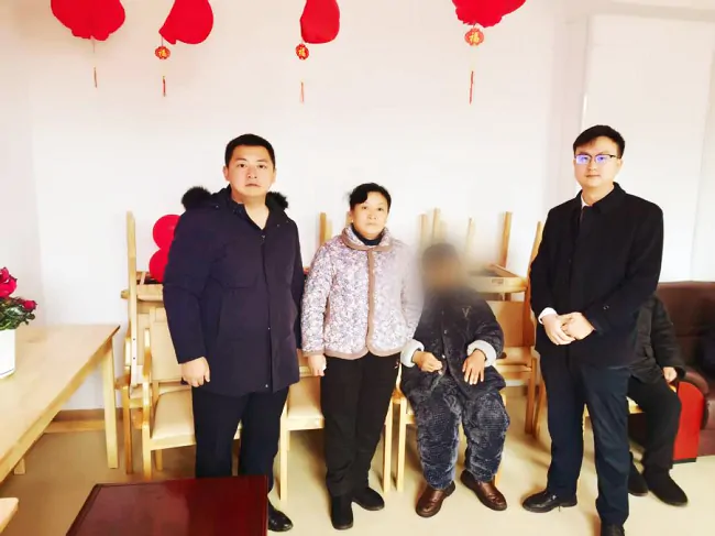 丹寨农商银行：银发服务暖人心，上门办卡解民忧