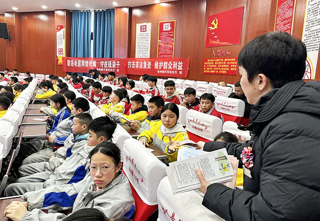 警银携手筑防线 反诈宣传进校园