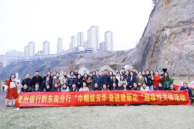 巾帼心向党，奋斗绽芳华