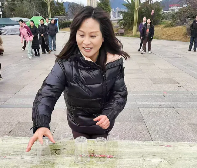 叠杯子趣味活动现场.png