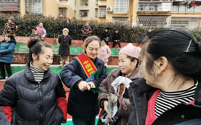 邮储银行黎平县支行借助三八节活动普及金融知识