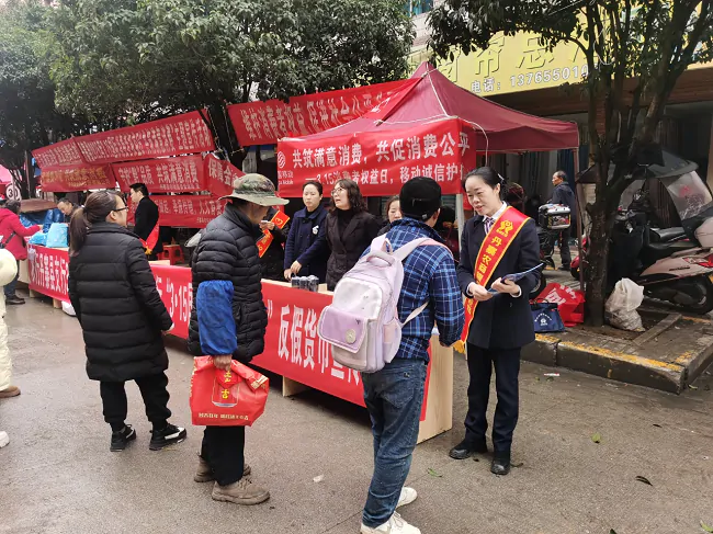 丹寨农商银行积极开展金融消费者权益保护专题宣传活动