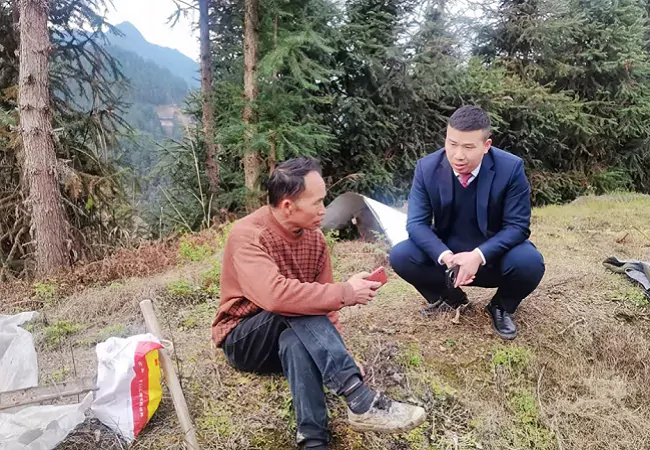 丹寨农商银行工作人员深入田地间走访农户了解贷款需求.png