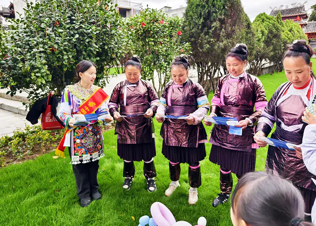 传承雷锋精神  传递金融温度