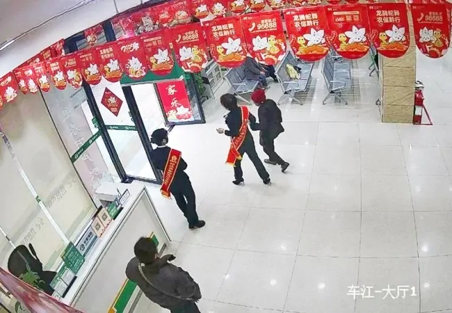 耄耋老太外出迷路，警银暖心护送回家