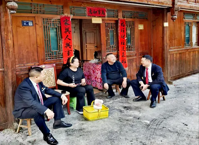 剑河农商银行营业部联合党支部党员走访民宿.png