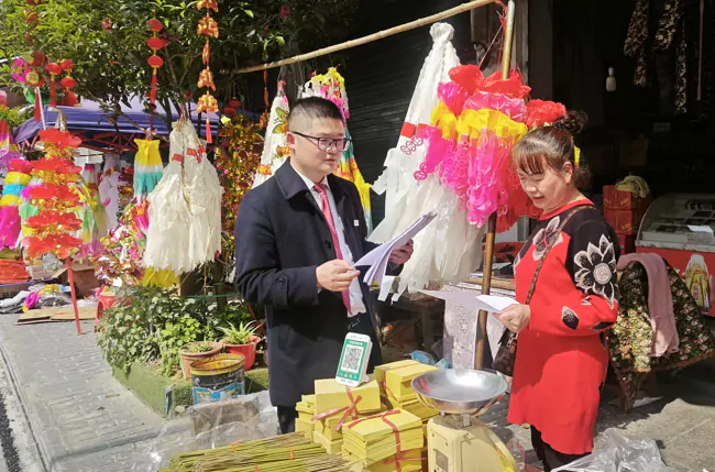 台江农信联社开展清明期间违规使用人民币图样整治宣传活动