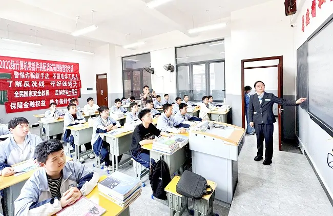 护航青春助成长-农行三穗县支行金融知识宣传进校园