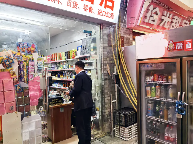 图为：该行工作人员向商铺发放密码安全宣传资料.png