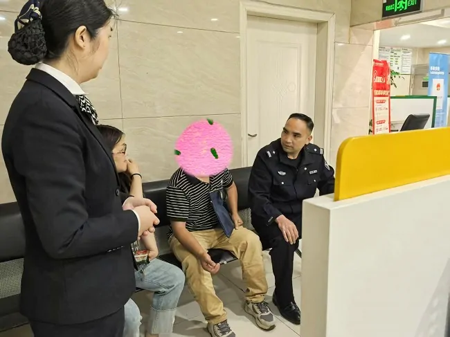 图为:民警耐心劝导客户11.jpg