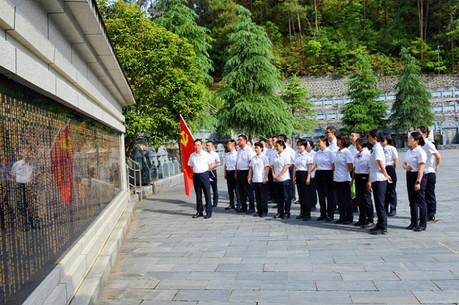 图为：党委书记袁朝阳带领大家回顾红色革命历史.png