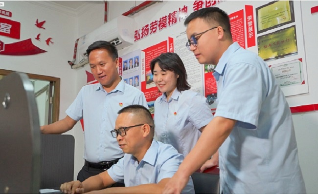 7.“罗明元劳模和工匠人才创新工作室”团队成员正在作助力乡村振兴项目研讨-11.jpg