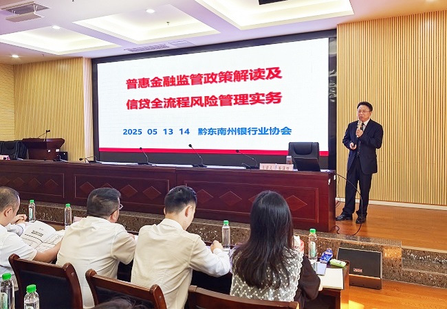 图为：专家授课现场.jpg