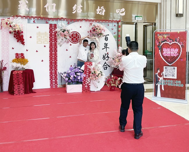 图为：摄影师为新人拍纪念照（甘琳敏摄）.jpg