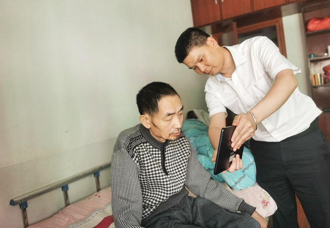 图为：工作人员上门为客户办理业务.png