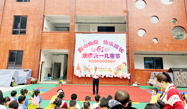 图为：工作人员讲解人民币金融知识.png
