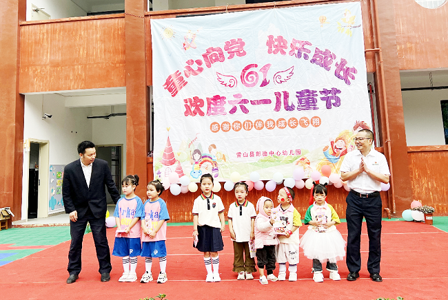 图为：工作人员与积极互动小朋友合影.png