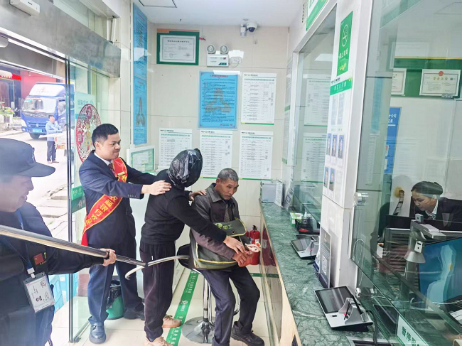 图为：丹寨农商银行开展柜面防盗抢应急演练.png