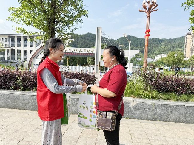 图为：为考生家长送上爱心助考物资.png