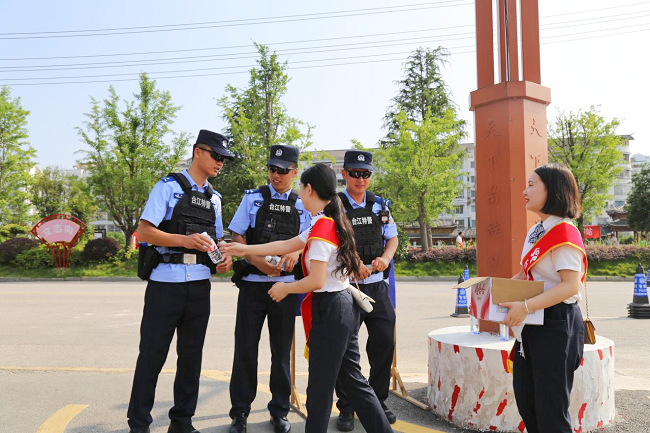 图为：为执勤警务人员送上饮用水配合并做好指引工作.png