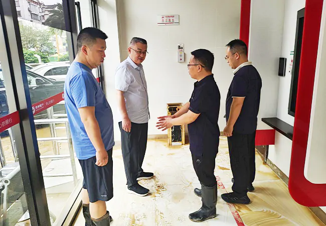 图为:贵州银行黔东南分行领导赶赴受灾支行靠前指挥灾后重建工作.png