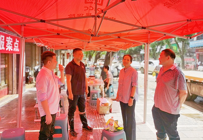 图为：在榕江县保险公司理赔点现场慰问指导11.png