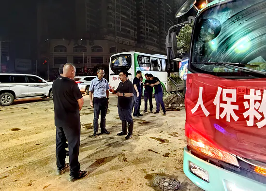 黔东南州长杨光杰慰问人保财险黔东南分公司抢险救灾一线人员