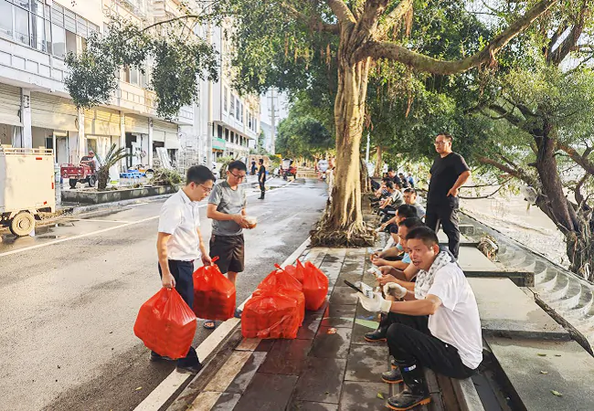 图为：支行为抢险人员送餐.png
