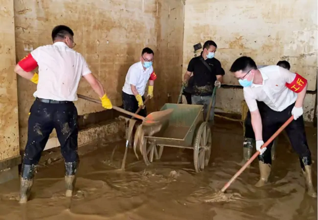 图为：该行党员先锋队为受灾商户清理商铺.png