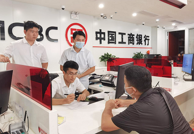 图为：该行工作人员为受灾企业办理续贷业务.png