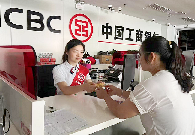 图为：该行工作人员成功办理灾后第一张银行卡.png