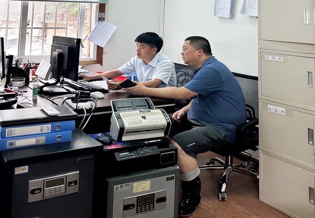 图为：该行员工加急为受灾客户办理金融服务.jpg