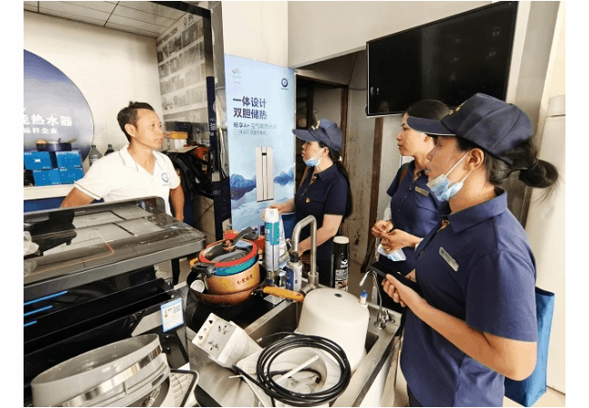 图为：先锋队走访受灾商户-向受灾商户讲解农信社支持灾后重建的信贷政策.gif